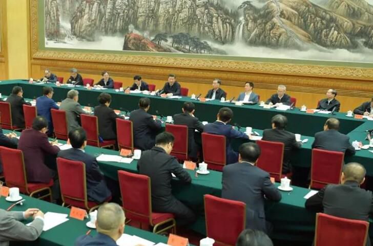 中央政治局召开会议分析研究当前经济形势和经济工作 习近平主持会议